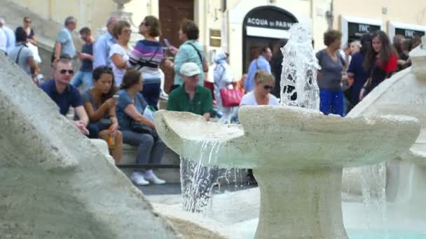Fountain that pours water into Piazza di Spagna in Rome — Stockvideo