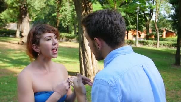 Бійцівська пара в парку: молода людина і молода жінка сваряться — стокове відео