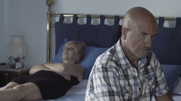 Couple crisis: partners stay silently on the bed with serious problems — Stock Video