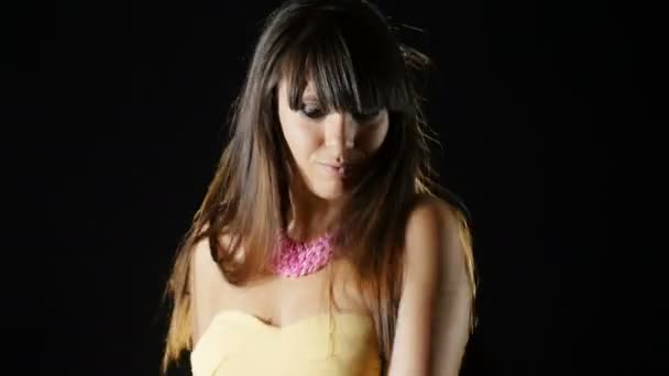 fille en robe jaune danse fou 