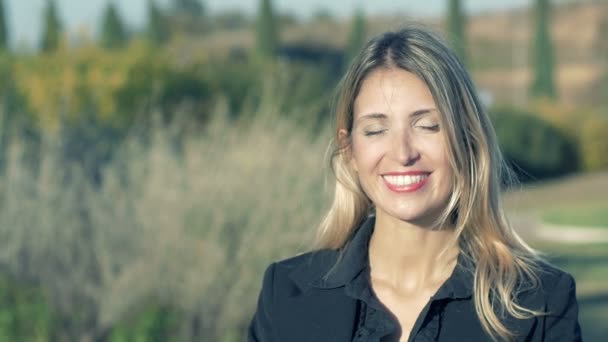 Sonriente mujer de negocios mirando a la cámara — Vídeos de Stock