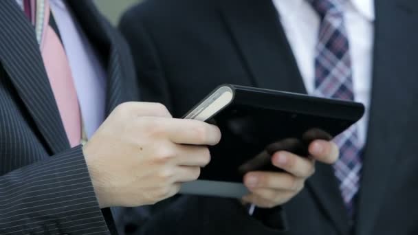 Przedsiębiorcy przy użyciu mobilnych tabletki — Wideo stockowe