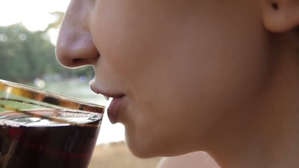 Joven bebiendo mucho vino tinto — Vídeos de Stock