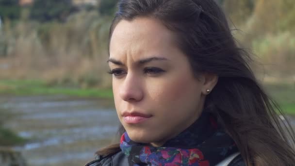 Portret van een jonge vrouw van doordachte close-up diep in haar problemen: verdriet, verdrietig — Stockvideo