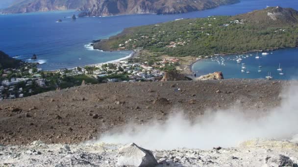 Füst és gőz, a kráter a vulkán — Stock videók