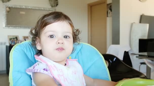 Gyönyörű baba neki bébiételt eszik — Stock videók