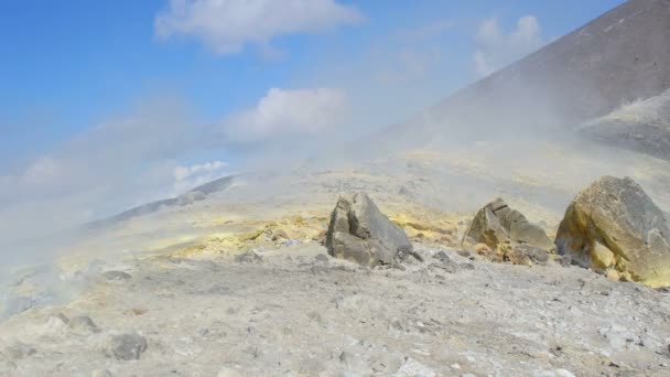 Humo y vapor del cráter del volcán — Vídeo de stock