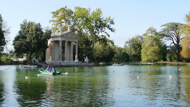 Piękne i romantyczne jezioro wewnątrz parku Villa Borghese w Rzymie — Wideo stockowe