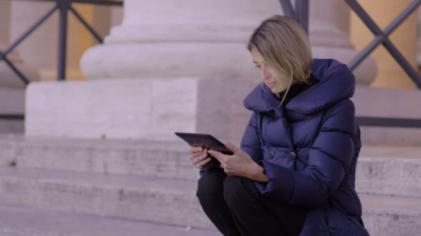 Mujer joven usando tableta — Vídeos de Stock