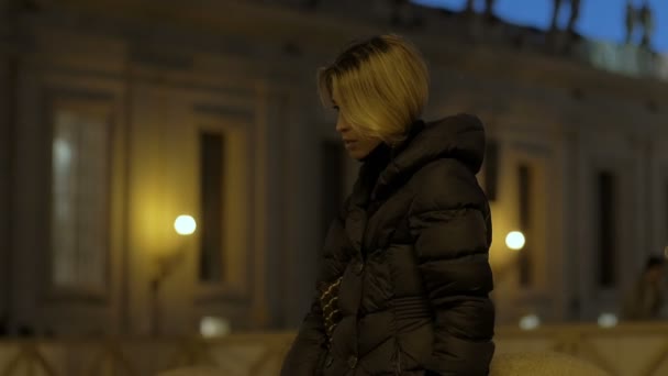 Молодая грустная женщина на площади Святого Петра — стоковое видео