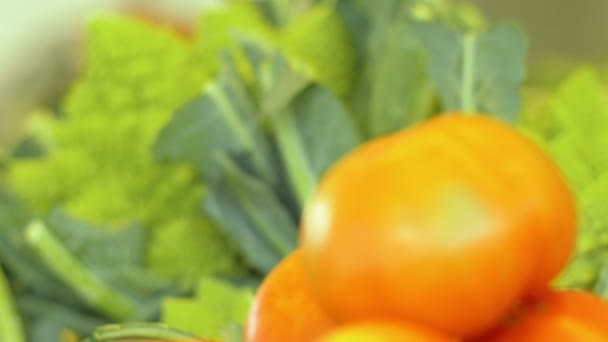 Rajčata a zelí na trh — Stock video