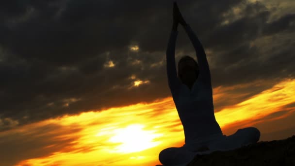 Mujer joven practicando yoga — Vídeos de Stock