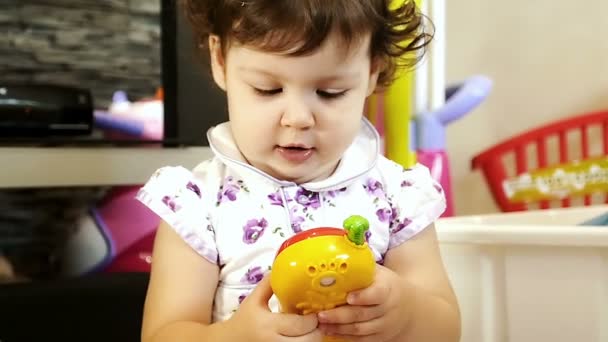 Niña jugando con el teléfono de juguete — Vídeo de stock