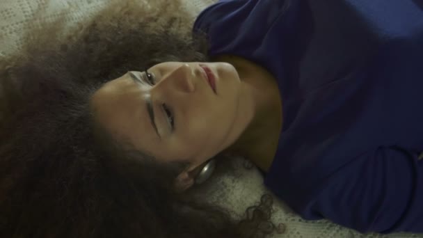 Przygnębiona i smutna dziewczyna rzuca się na łóżku: miło, zamyślony, smutek — Wideo stockowe