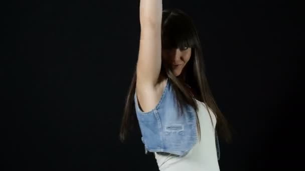 Niedliche Frau tanzt — Stockvideo
