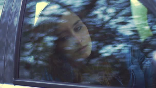 Depressziós és unatkozó fiatal nő egyedül ül a kocsiban: autó ablak tükröződés — Stock videók