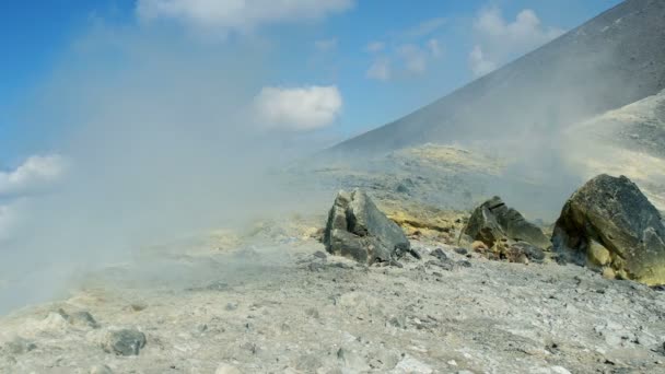 Humo y vapor del cráter del volcán — Vídeos de Stock