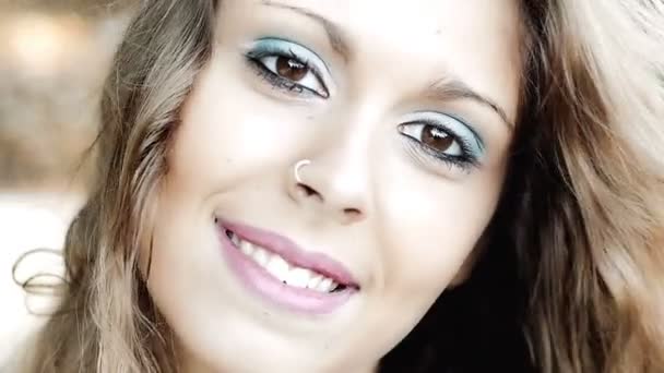 Mulher loira se transforma e sorri para a câmera — Vídeo de Stock