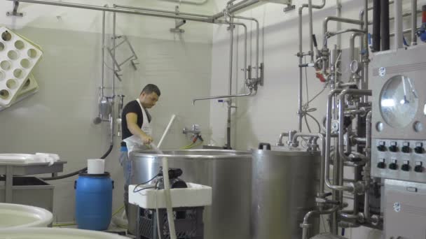 Fábrica de produção de mussarela — Vídeo de Stock