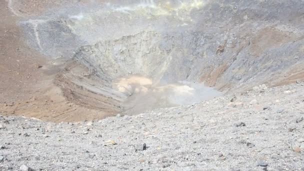 Humo y vapor del cráter del volcán — Vídeos de Stock