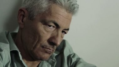 Yalnız depresif yerdeki adam: üzüntü, depresyon, çaresizlik bakışları