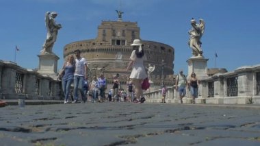 Sant Angelo köprüsü üzerinde yürüyen insanlar 