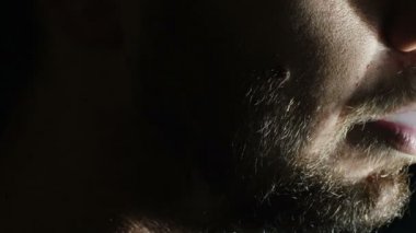 genç adam karanlıkta sigara: sigara dumanı, siyah ve beyaz