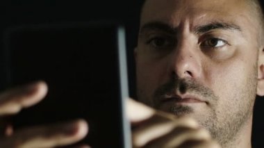 Tablet veya smartphone karanlıkta kullanan adam: dokunmatik ekran, parmak, Internet