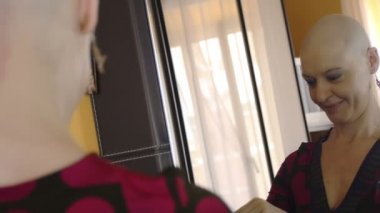 Mutlu kanser kurtulan başarılı kemoterapi peruk giyiyor sonra: umut, hayat