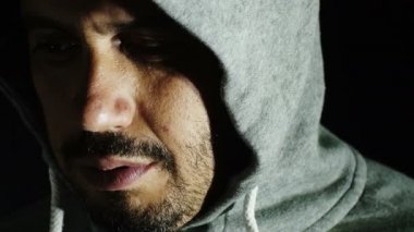 üzgün adam kamerada arıyorsunuz: hood, depresyon, karanlık, yalnızlık