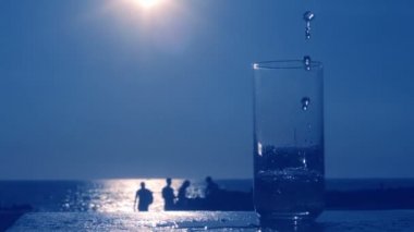 biraz kokteyl ile dökme cam
