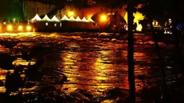 gece boyunca nehrin sel