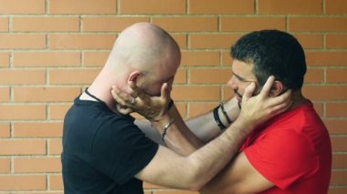 yüzlerinde elleriyle dövüşen iki kişi: kavga, kavga, çatışma. Slowmotion
