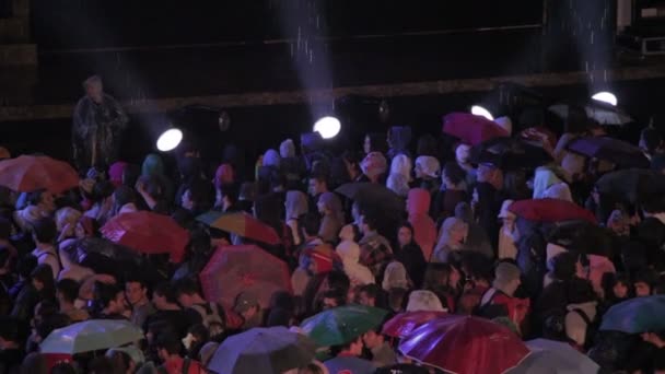 Roma, Itália, 1 de maio de 2015- Pessoas assistindo a um concerto sob a chuva em frente ao palco: Roma, 1 de maio — Vídeo de Stock