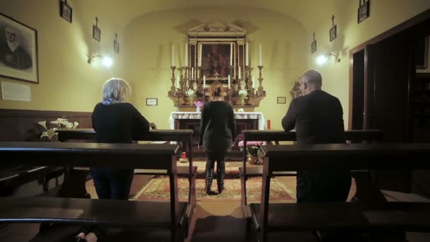 Wife and husband is preying in the chapel: woman kneels  down — Stock Video