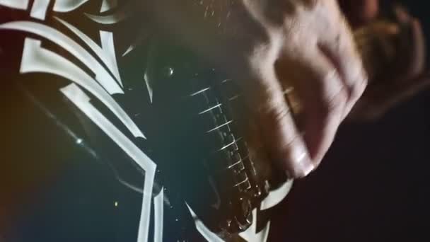 Gra na gitarze elektrycznej — Wideo stockowe