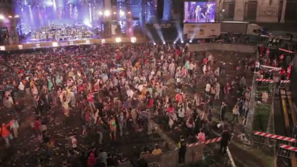 Roma, Itália, 1 de maio de 2015- Pessoas assistindo a um concerto sob a chuva em frente ao palco: Roma, 1 de maio — Vídeo de Stock