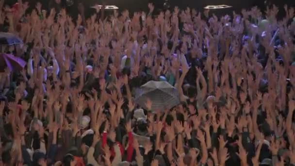 Roma, Italia, 1 de mayo de 2015- Gente viendo un concierto bajo la lluvia frente al escenario: Roma, 1 de mayo — Vídeo de stock