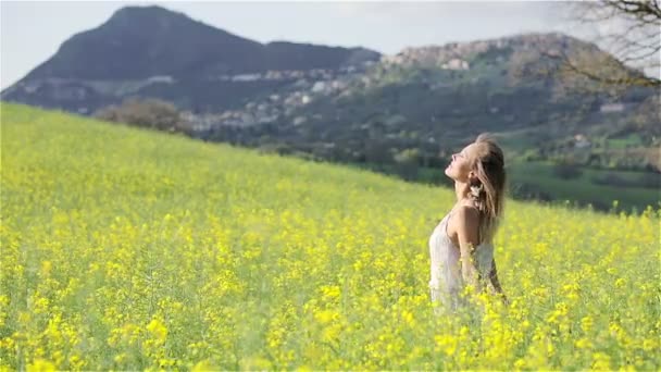 黄色の菜の花畑の女性 — ストック動画