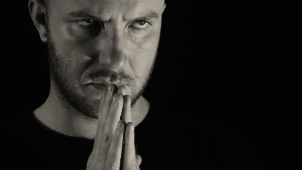 Mladý muž se modlí — Stock video
