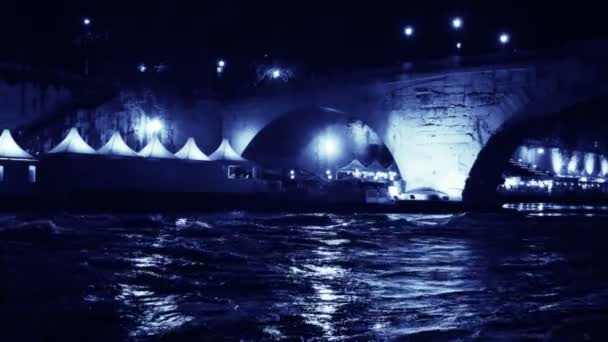 Roma, inundación del río Tíber noche, puente en el fondo, 4k metraje — Vídeo de stock