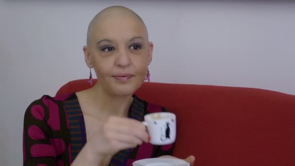 Kanker-overlevende vrouw drinken koffie thuis: ontspannen, leven, vertrouwen, vitaliteit — Stockvideo