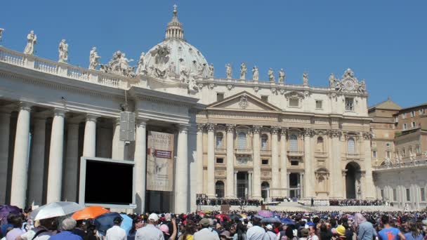 Pilgrimer lyssna av påven Francis — Stockvideo