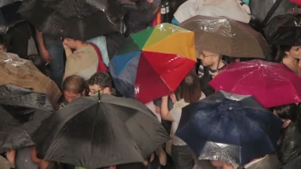 Roma, Itália, 1 de maio de 2015- Pessoas assistindo a um concerto sob a chuva em frente ao palco: Roma, 1 de maio — Vídeo de Stock