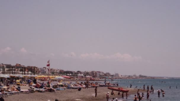 Rodiny si pláž Ostia, Řím, Itálie, 8. července 2014 — Stock video