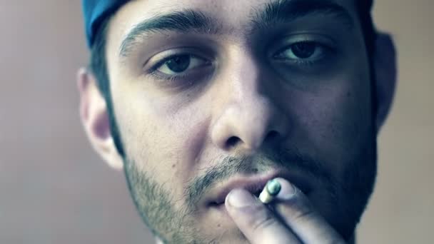 Hombre joven fumando marihuana conjunta — Vídeos de Stock