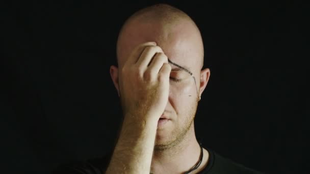 暗闇の中で孤独な男が彼の顔に黒印を作る: 悲しい、目を開く — ストック動画