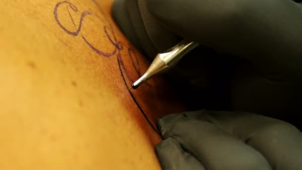 Aiguille Tatoo artiste couleur le design — Video