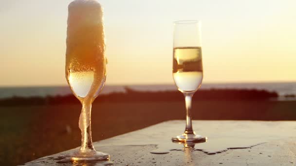 Verser des verres avec du vin blanc mousseux 