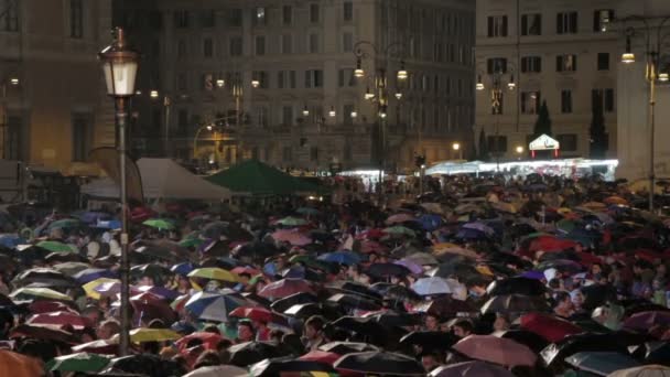 Roma, 1 maggio 2015 Persone che guardano un concerto sotto la pioggia davanti al palco: Roma, 1 maggio — Video Stock